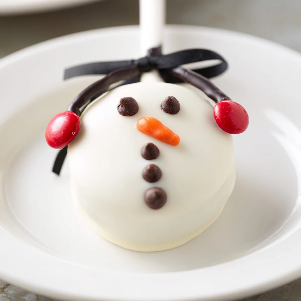 Enjoy festive Budget-Friendly Oreo Snowman Pops, charming Oreo cookies transformed into playful winter treats.