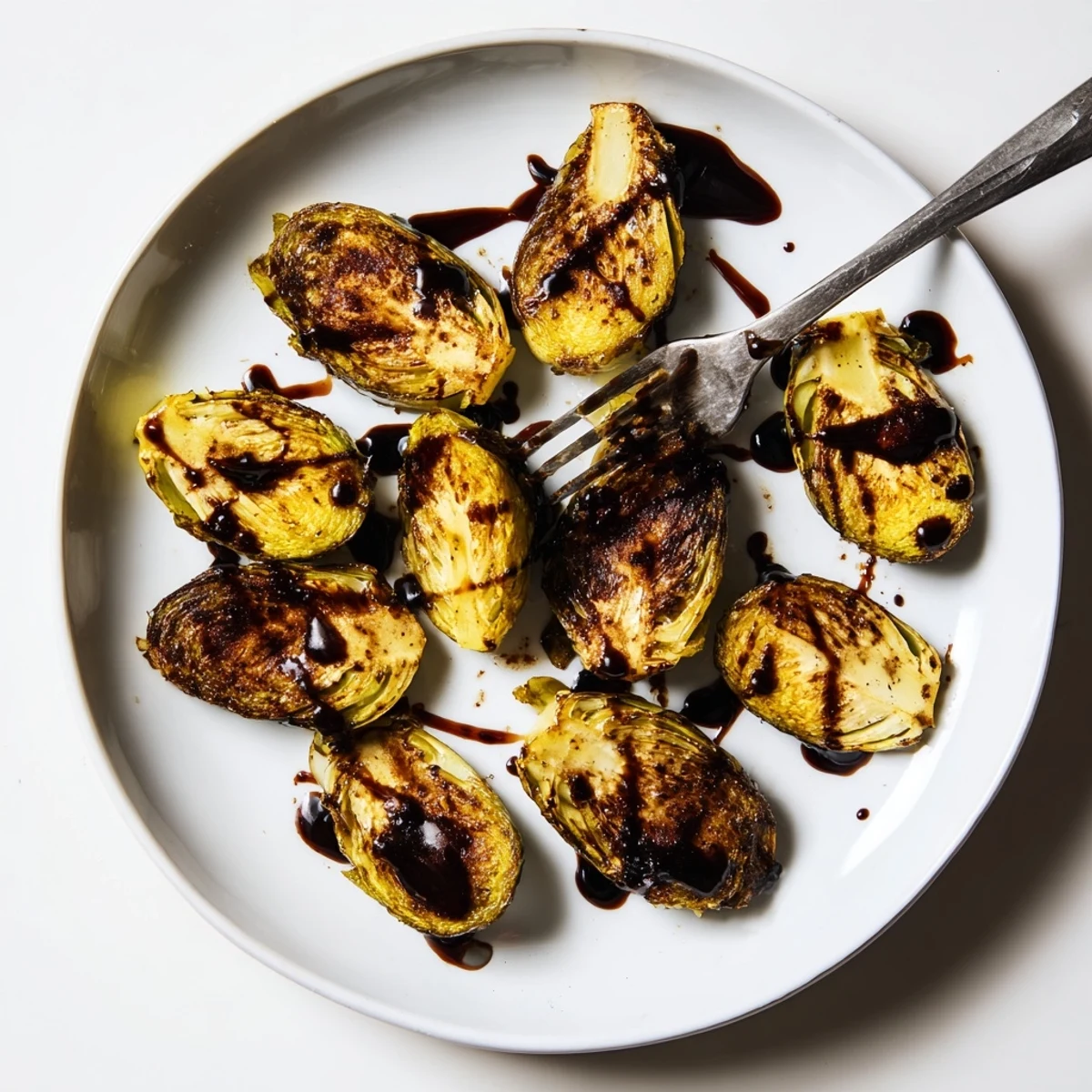 Balsamic caramelized Brussels sprouts, a vibrant, flavor-packed vegetarian side dish recipe.
